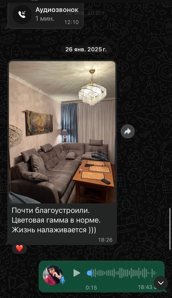 Большой угловой диван кофейного цвета в классической комнате с хрустальной люстрой и гобеленом