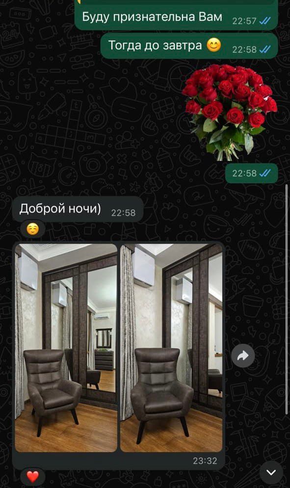 Серо-коричневое кожаное кресло с высокой спинкой у зеркального шкафа-купе, два ракурса