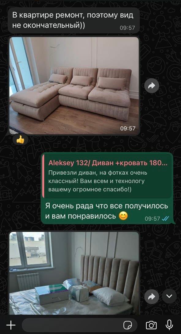 Бежевый угловой диван в квартире на стадии ремонта и кровать с высоким стёганым изголовьем