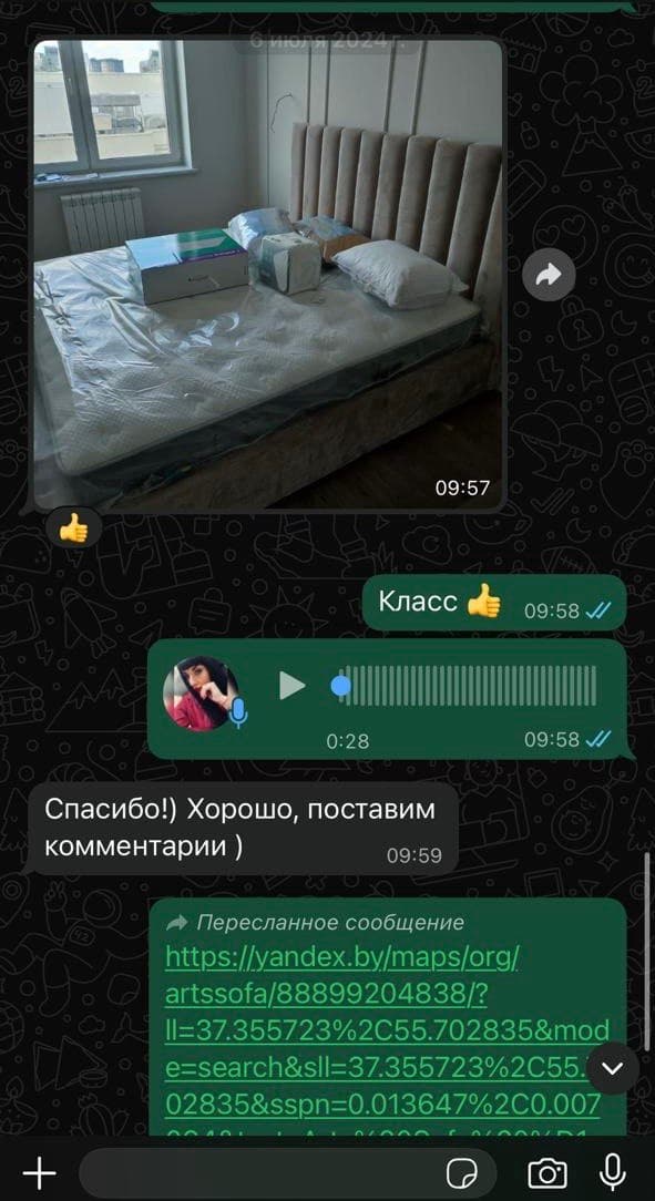 Кровать с бежевым велюровым изголовьем и матрасом в упаковке в светлой спальне новостройки