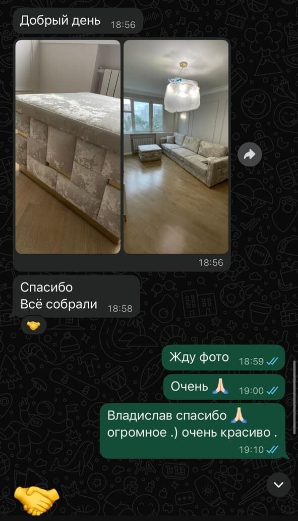 Кровать и диван в одной светлой ткани с растительным узором в комнате с окном и люстрой