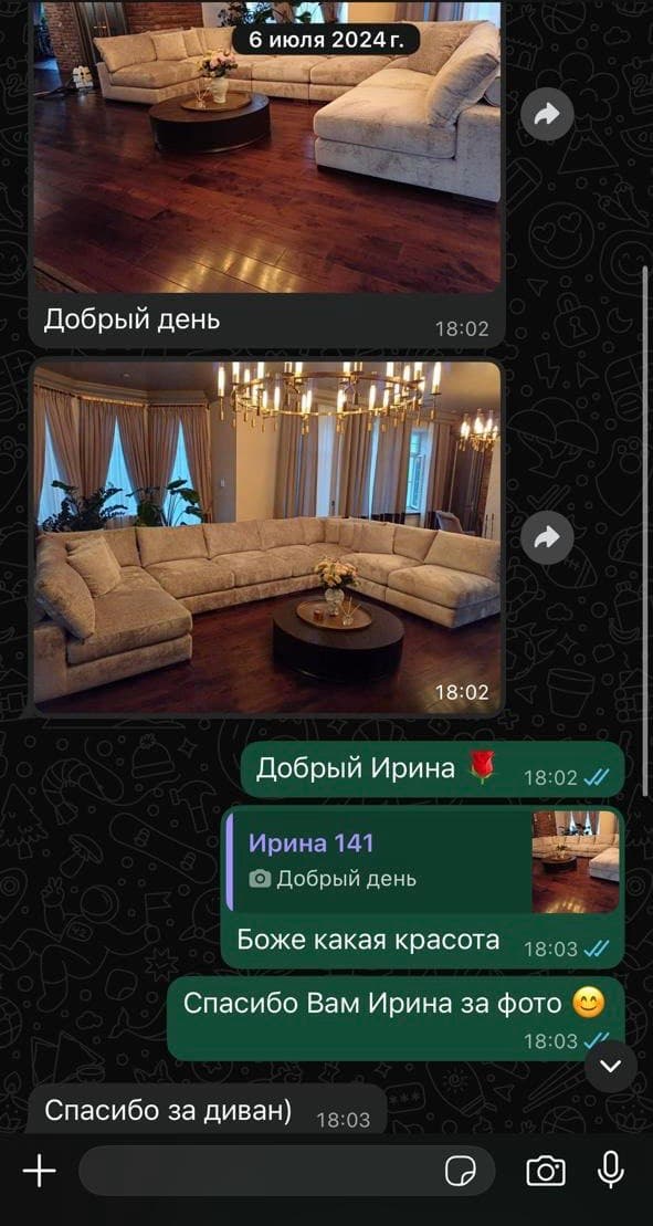 Очень большой бежевый модульный диван в просторной гостиной с двумя люстрами и круглым столиком