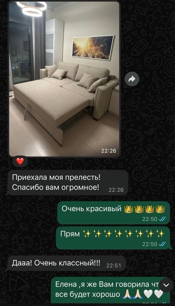 Фото разложенного дивана-кровати бежевого цвета в гостиной с картиной и круглой люстрой