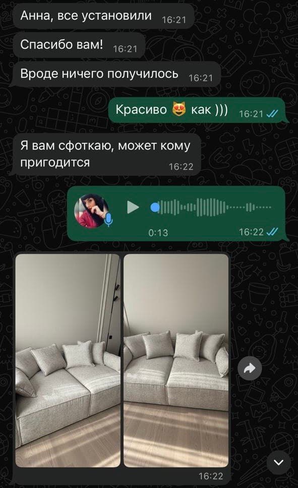 Два фото прямого дивана светло-серой рогожки с подушками в комнате со светлым паркетом