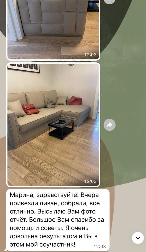 Фото углового дивана бежевого цвета с терракотовыми подушками и чёрным журнальным столиком