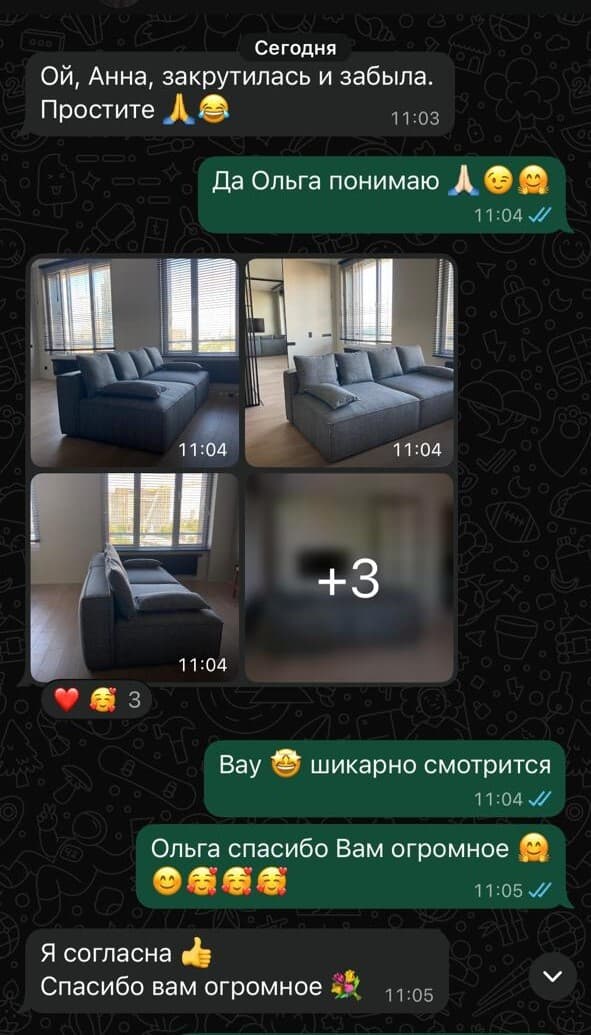 Фото модульного дивана тёмно-серой ткани у панорамных окон с жалюзи в светлой комнате